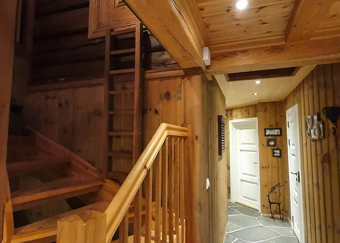 Feriehus Log Near Hogevarde With Mountain Views