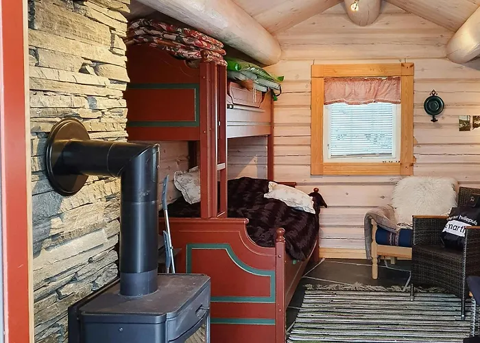 Log Near Hogevarde With Mountain Views Feriehus Flå