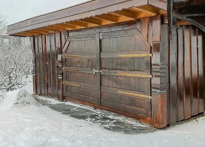 Log Near Hogevarde With Mountain Views Feriehus Flå