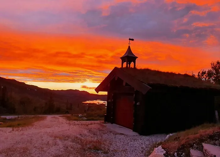 Log Near Hogevarde With Mountain Views Flå