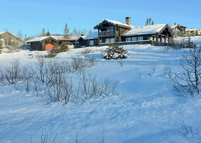 Log Near Hogevarde With Mountain Views Flå