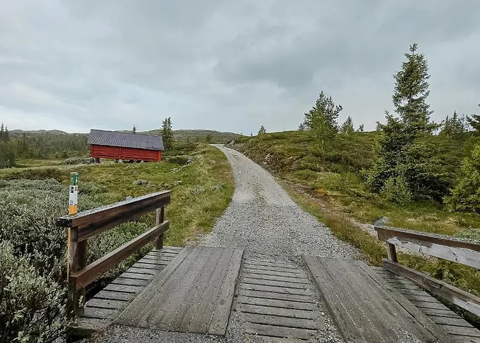 Log Near Hogevarde With Mountain Views Feriehus Flå